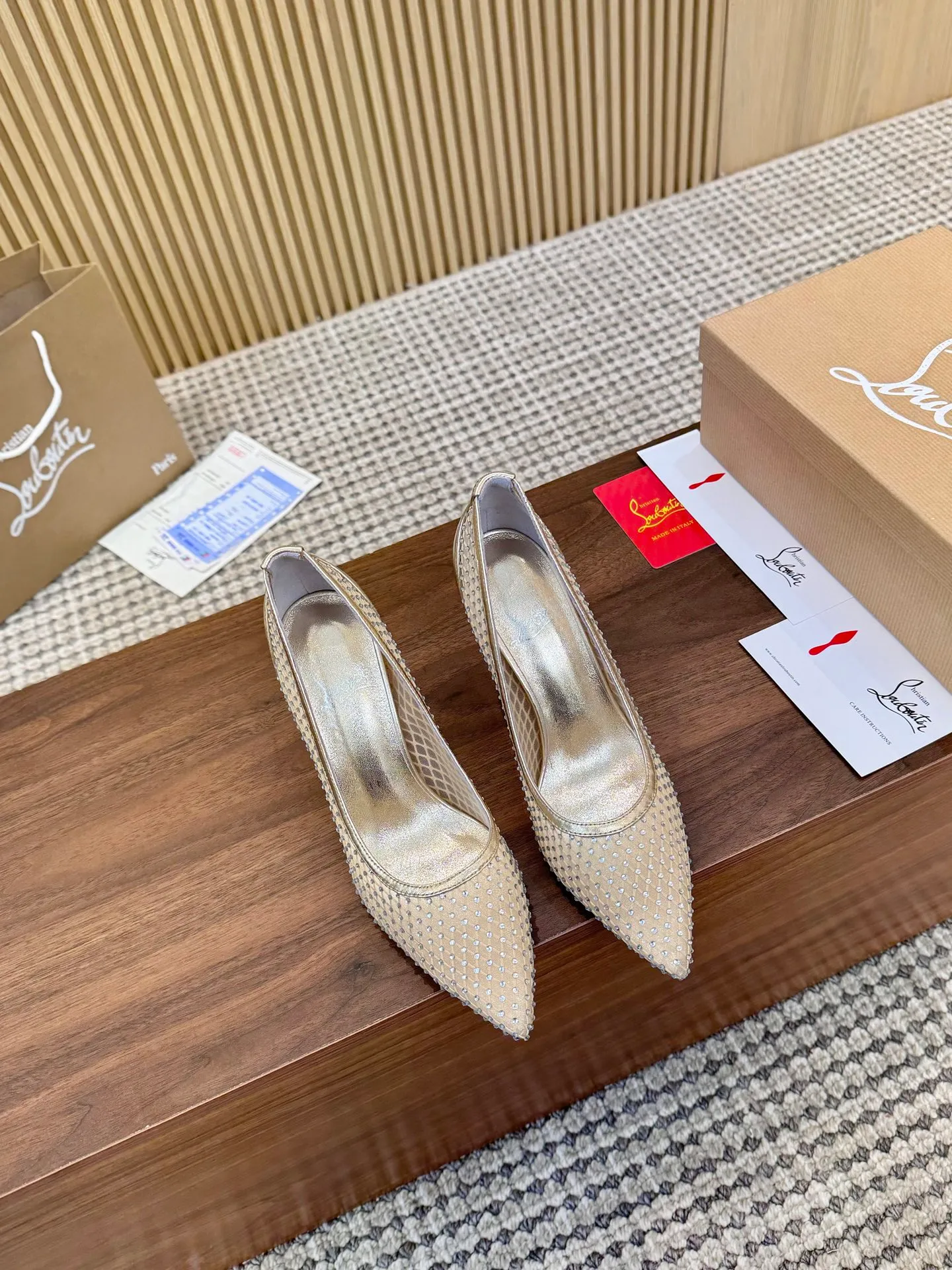 👟👟Ex-factory price 440👟👟 Genuine leather sole +40 Year-round shipment💝Christian Louboutin CL👠 Classic "💎Cow Patent Leather💎Series" noble and luxurious, real blingbling✨ Real materials, all customized by the pattern maker, and the materials are made of original customized materials, achieving the taste of the original 6 color options💍 Upper: imported 👉cow patent leather💪 lining: sheepskin foot pad/lining code number: 34-40.41.42 heel height: two options: 10.5cm and 8.5cm